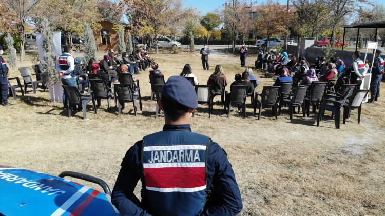 <p>Saratlı Belde Belediye Başkanı Zeki Türker (49) de jandarma ekiplerinin sürekli olarak eğitim verdiğini belirterek, “Jandarma ekiplerimiz sürekli köylerimize kasabalarımıza geliyor. Burada her alanda bizlere eğitimler veriyor. Şimdiki eğitim de narkotik eğitimiydi ve halkımız bilinçlendi, çok iyi oldu. Gerçekten emeklerine, yüreklerine sağlık” diye konuştu. Eğitimlerin ardından annelere bilgilendirici broşürler dağıtıldı.</p>