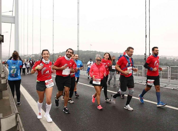 <p>Sivil toplum kuruluşları, farkındalık oluşturmak için hazırladığı pankartlarla İstanbul Maratonu’ndaki yerini aldı. 42 KM maraton koşusu Sultanahmet Meydanı’nda, 15 KM koşusu ise Yenikapı Meydanı’nda son buldu.</p>
