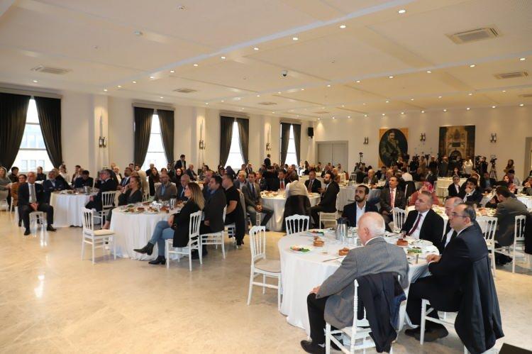 <p>Darülaceze Başkanı Hamza Cebeci'nin bu göreve getirilmesinin çok doğru bir karar olduğunu ifade eden Şahin, sözlerine şöyle devam etti:</p>

<p>"Ben müsteşarlık görevini ifa ediyordum ve burada doğal üyeydim. Çok güzel bir yönetim şekli vardı. Dün olmuş gibi hatırlıyorum. Hamza ağabeyimizin atanmasından sonra ortalık bakanlıkta karışmıştı. İyi ki de karışmış, bugün bunun meyvelerini alıyoruz. Bir yeri düzeltmek bazen bir zihniyetle, bir anlayışla mümkün.</p>
