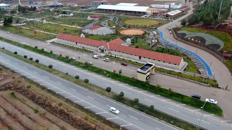 <p>Geçmişle de güçlü bağ kurmaya çalıştık. İçinde bulunduğumuz binayı savaş atları müzesi olarak adlandırdık. Dünya’da tek ve Türkiye’de yoktur” dedi.</p>