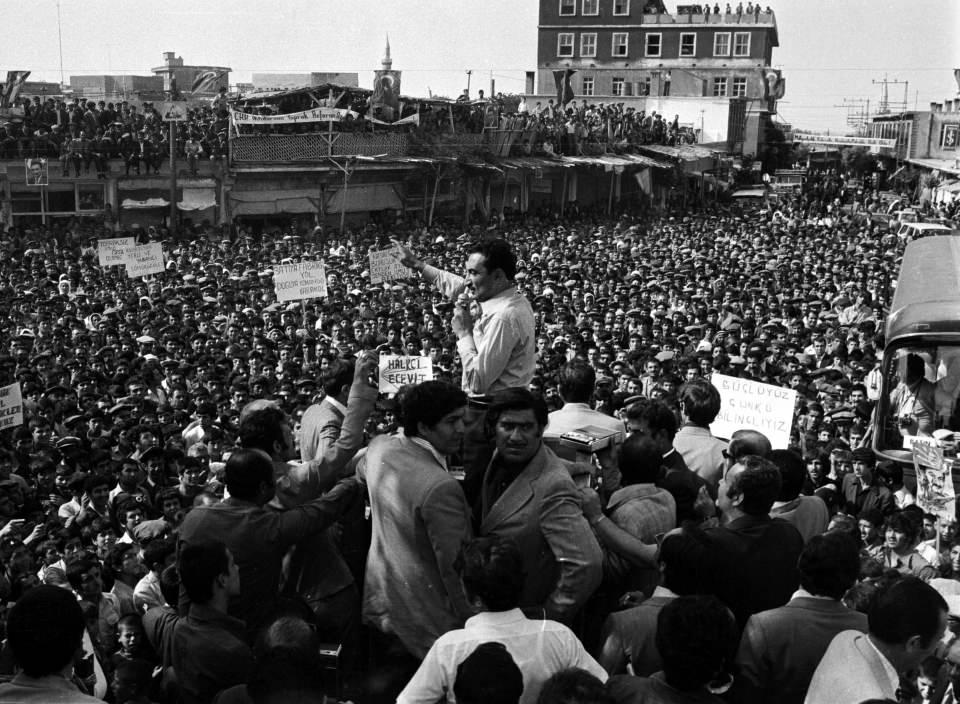 <p>Dönemin CHP Genel Başkanı Ecevit, 1977'de Urfa'da düzenlenen mitingde vatandaşlara hitap etmişti. (Arşiv)</p>
