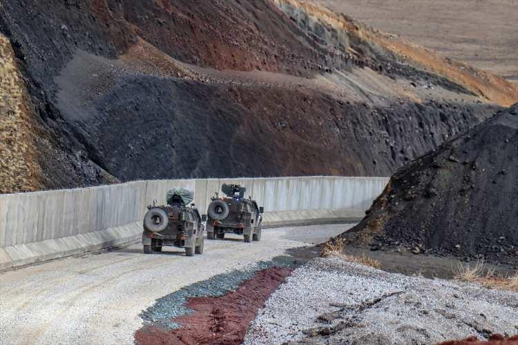 <p>Hendek kazımı için yüklenici firmaların sahadaki çalışmaları devam ediyor. Yıl sonuna kadar hendek uzunluğunu 160 kilometreye kadar çıkartacağız. Sınır hattında 58 gözetleme kulesi yapılıyor. </p>
