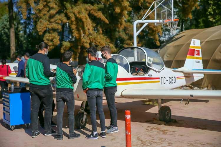 <p>Selçuk ilçesinde "Elektrik ve Elektronik Teknolojisi" alanında eğitim vermek üzere 1994'te kurulan, daha sonra "Giyim Üretim Teknolojisi", "Çocuk Gelişimi ve Eğitimi" bölümlerini bünyesine katan ve 15 Temmuz 2016'daki darbe girişiminde şehit olan polis memurlarından Demet Sezen'in adının yaşatıldığı, 600 öğrencinin eğitim gördüğü okulda 2012'den bu yana "Uçak Gövde Motor Bakımı Alanı"nda da eğitim veriliyor.</p>
