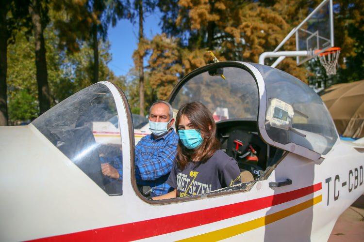 <p>Bu alanda merkezi sınavla öğrenci alan Ege Bölgesi'ndeki tek okul olan lisede, teorik eğitimlerin yanı sıra öğrenciler bahçedeki "Cessna 172", "Cessna 185" ve iki "Slingsby T67" tipi eğitim uçağında ve uçak bakım atölyesinde uygulamalı eğitimler alıyor.</p>
