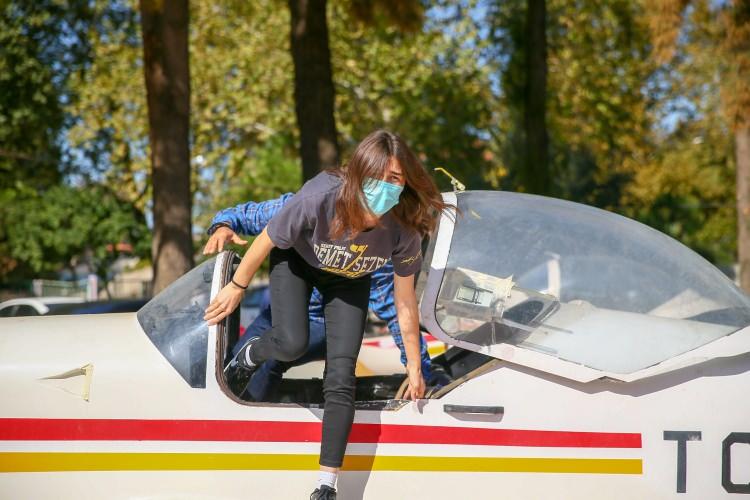 <p>"Havacılık Kulübü" öğrencileri Selman Kızıltoprak, Bayram Akan, Yiğit Ali Akın, İrfan Berk Akbaş ve Anılcan Aykurt, son olarak önceki ay Ankara'da Uluslararası Havacılık Federasyonu öncülüğünde düzenlenen "Tayyar Akça Türkiye Milli Model Uçak Serbest Uçuş Şampiyonası"nda takım olarak Türkiye birinciliği elde etmeyi başardı.</p>
