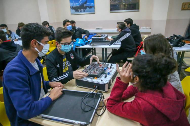 <p>Şehit Polis Demet Sezen Mesleki ve Teknik Anadolu Lisesi Uçak Elektroniği Öğretmeni İbrahim Uçar, AA muhabirine, Türkiye'de sadece 17 devlet okulunda uçak bakım alanının bulunduğunu ve bu alanda Ege Bölgesi'ndeki eğitim kurumu olduklarını aktardı. </p>

