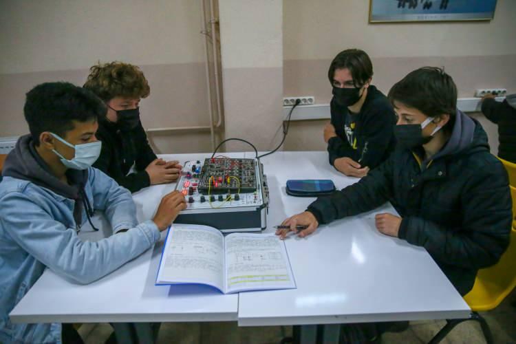 <p>Uçar, 2016'da ilk mezunlarını veren ve 8 sınıfta 240 öğrencinin eğitimini sürdürdüğü alanın en çok rağbet gören bölüm olduğunu vurguladı.</p>
