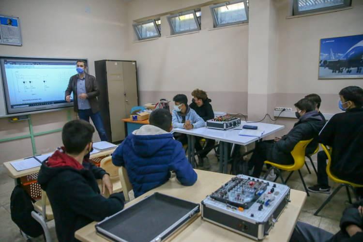 <p>Bölümdeki eğitim kalitesini her geçen yıl artırdıklarını aktaran Uçar, şu değerlendirmede bulundu:</p>

<p>"Türkiye'nin farklı şehirlerinden sınav kazanıp okulumuza gelen öğrenciler var.</p>
