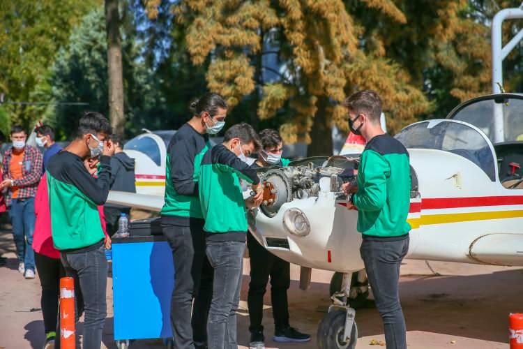 <p> Buradaki eğitimden sonra bir kısım öğrenci lisans eğitimine devam ederken bazı öğrenciler ise havacılıkla ilgili şirketlere başvurup işe başlıyorlar."</p>
