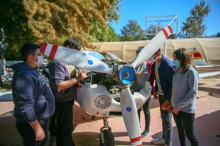 <p> İlk başta yaptığımız uçaklarla çok başarılı olamasak da zaman içerisinde edindiğimiz tecrübelerle güzel uçaklar ürettik ve Ankara'da her yıl düzenlenen Serbest Uçuş Model Uçak Türkiye Şampiyonası'na katıldık. </p>
