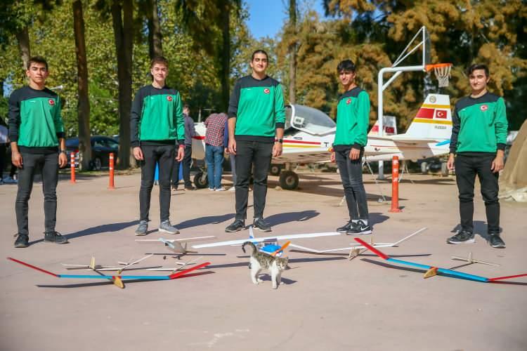 <p>Hedefinin model uçak konusunda milli takıma seçilmek olduğunu aktaran Akın, "Burada eğitimin yanı sıra model uçaklar da tasarlamaya çalışıyoruz. Tasarladığımız ürünlerle 2 yıldır yarışmalara katılıyoruz. Şimdiki hedefim milli takıma seçilip, ülkemi yurt dışında temsil etmek. Buradan mezun olduktan sonra üniversitede uçak onarım ve bakım bölümünü bitirip teknisyen olmak istiyorum." dedi.</p>
