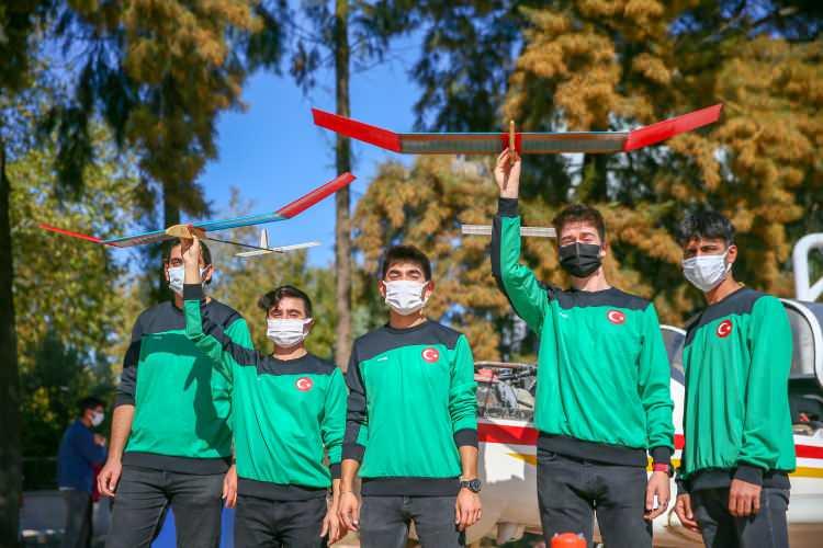 <p>Ailesi Balıkesir'de yaşayan okulun öğrencilerinden İrfan Berk Akbaş, uçaklarla ilgilenmeyi sevdiğini ve bu alanda ilerlemek istediğini aktararak, şunları kaydetti:</p>

<p>"9. sınıftan itibaren model uçak tasarlıyorum. Pandemi nedeniyle bir süre ara vermek durumunda kaldım. Deneme yanılma yoluyla mesafe almaya çalışıyoruz. Ortalama tasarladığımız uçakları 2 ayda tamamlıyoruz." dedi.</p>
