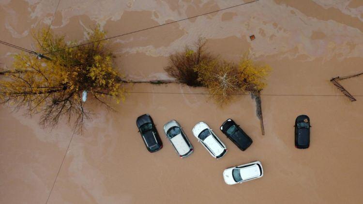 <p>Bosna Hersek'te aşırı yağış sele yol açtı. Saraybosna'da nehirler taştı ve elektrik trafoları zarar gördü.</p>

<p> </p>
