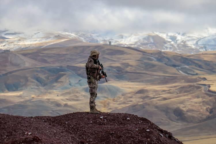 <p>Jandarmamız sınırda sürekli devriye atıyor. Ankara'dan gelen özel harekat ekipleri sınıra yerleştirildi. 50 zırhlı araç ve 700 personel, hem duvar yapan firmanın güvenliğini sağlıyor hem de buradaki askeri birliğe yardımcı oluyor. Sınır birliklerine yardımcı olmaları için 500 güvenlik korucusu alımı gerçekleştirdik."</p>
