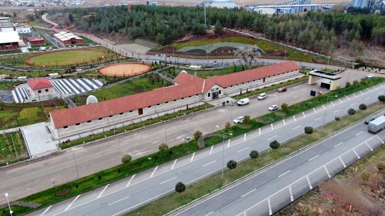<p>Çok emek verdik ve çok destek aldık. Başta Cumhurbaşkanımıza ve bakanlarımıza şükranlarımı sunuyorum. Sivas’ımıza ve bölgemize hayırlı olsun. Maksat hasıl olunca insanın yorgunluğu gidiyor. Buraya ciddi kaynak aktardık. Çok ciddi bir emek var. Fikri aşamasından uygulama aşamasına kadar. Gerçekten gece-gündüz burada çalıştık. Her hafta ben buradayım ve her detaya vâkıfım. Vatandaşımızın da ilgisi ve memnuniyeti bizleri çok mutlu ediyor. Burası Sivas’ın en çok ziyaret edilen ve en çok gezilen yeri olacak. Burada her şey var. Kafe, restoran, kitap kafe, otel, gezinti alanları, yürüyüş alanları, spor parkları, sosyal alanlar, macera parkı, yöresel ürünler satış yerleri gibi birçok yer var. Yok yok burada. Açıldığı ilk günden bu kadar vatandaşımızın gelmesi bizi ziyadesiyle mutlu etti” diye konuştu.</p>
