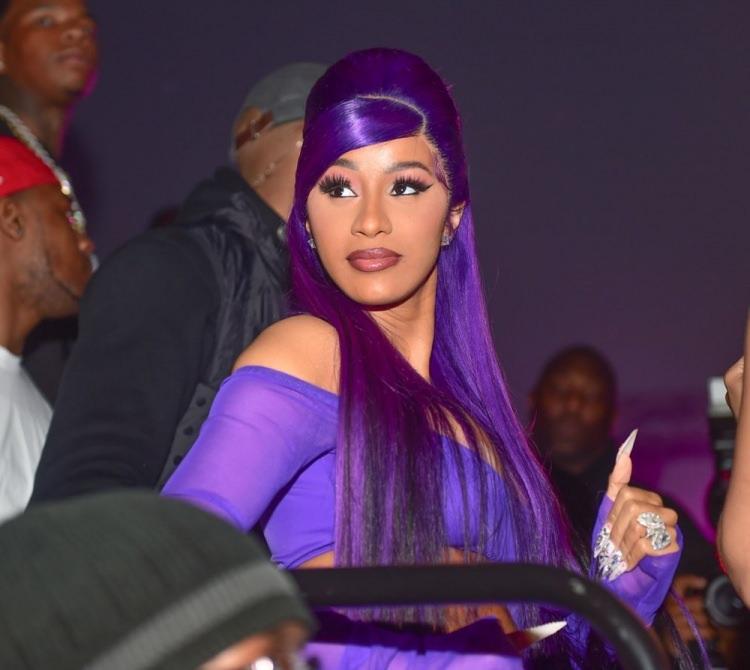 <p><strong>Cardi B "Kesin olan bir şey var ki memleketim olan New York'ta da bir eve ihtiyacım vardı. Kendimde çok gurur duyuyorum. Nerede olurlarsa olsunlar çocuklarımın, rahat olmaları için çok çalışıyorum. Ben ve kocam New York'ta bir ev sahibi olmayı her zaman hayal ettik. Sonunda Atlanta ve Los Angeles'taki evlerimiz dışında portföyümüze New York'ta da bir ev kattık" dedi.</strong></p>
<p> </p>