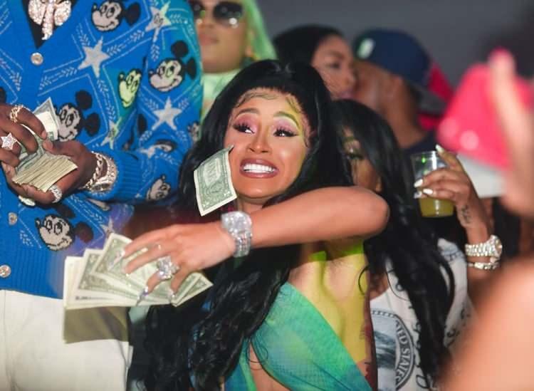 <p><strong>Cardi B, New York'ta da bir evi olduğu için artık ailesiyle rahatça bir araya gelebileceğini de satırlarına ekledi. Hayatı boyunca pek çok şey başardığını anlatan ünlü şarkıcı yine de ulaşmak istediği hedeflerden çok uzakta olduğunu belirtti.</strong></p>
<p> </p>