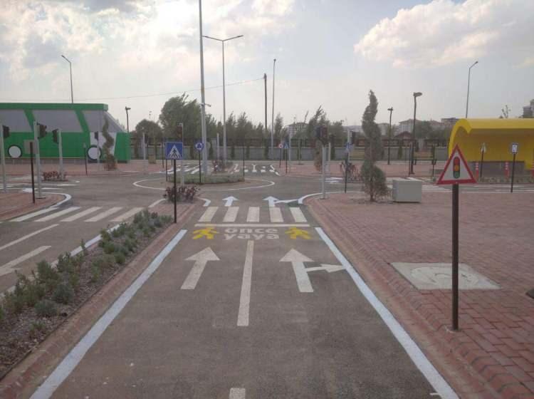 <p>Bakanlıktan yapılan açıklamaya göre, İçişleri Bakanlığı ve Milli Eğitim Bakanlığı iş birliğiyle çocuk yaşlarda trafik bilincinin oluşturulması amacıyla hayata geçirilen "Çocuk Trafik Eğitim Parkları" projesi ile 4-12 yaş grubundaki çocuklara trafik kuralları uygulamalı ve teorik olarak gösterildi.</p>
<p> </p>