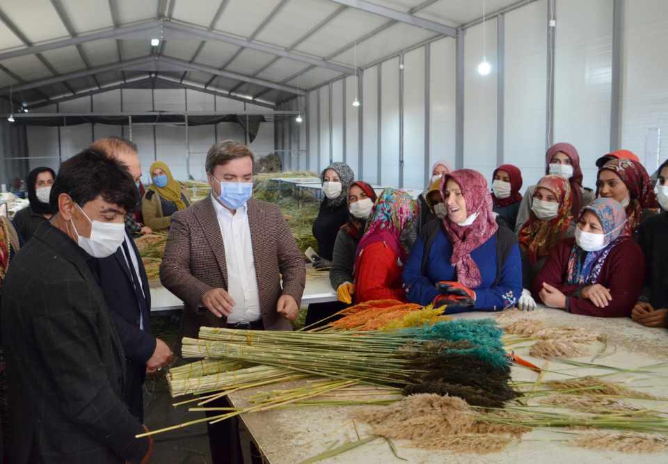 <p>Burada gelecek yıldan itibaren 250 dönüm yere de kamışlardan ekip şu anki sahnenin 4-5 katı kadın istihdam edeceğiz. </p>