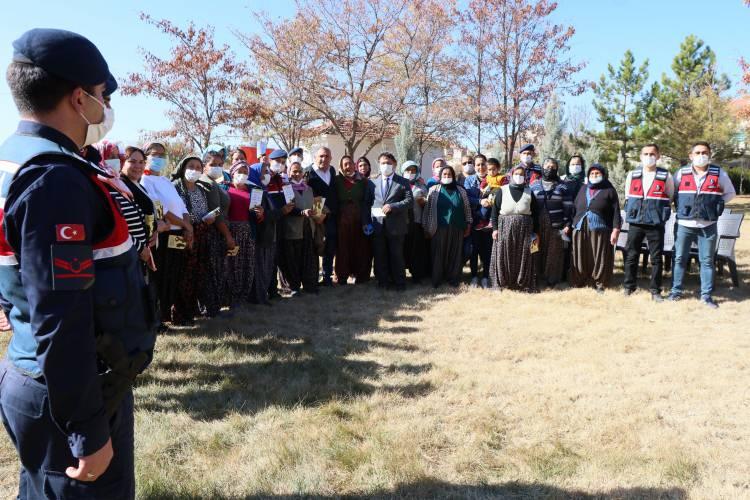 <p>Genç kitlemizin de anne karnına düştüğü andan itibaren en büyük gözetleyici ve koruyucusu annelerdir içgüdüsel olarak. Bugün burada hem çalışan annelere hem de ev hanımlarına çok güzel bir eğitim verildi. Eğitimin konusu uyuşturucu bağımlılığıydı ve uyuşturucu maddesini tanımaktı.</p>