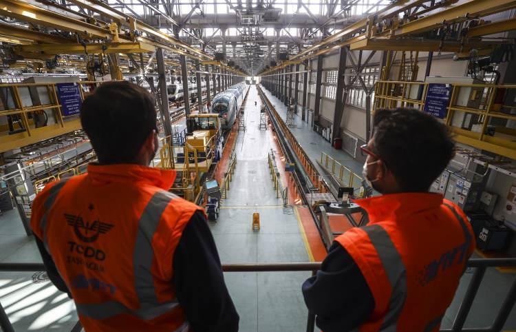 <p>Setlerin 12'sinin KAF, 19'unun ise Siemens marka olduğu bilgisini veren Akkan, bunların günlük olarak 8'inin Ankara-İstanbul, 5'inin Ankara-Konya, 4'ünün Konya-İstanbul, 3'ünün de Ankara-Eskişehir hattında karşılıklı sefer yaptığını bildirdi.</p>