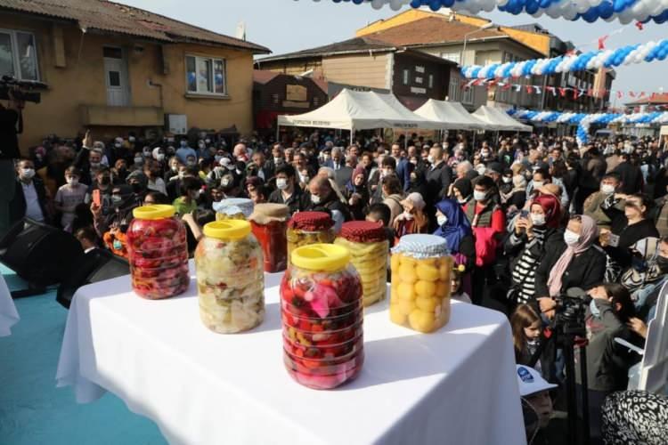<p>Tarihi, kültürel mirası ve turistik değerleriyle tanınan Eyüpsultan, meşhur lezzetleriyle de gün geçtikçe ilgi odağı oluyor. Kemerburgaz’da düzenlenen Geleneksel Turşu Festivali ile Eyüpsultan’ın meşhur lezzetleri İstanbullularla buluştu. </p>
