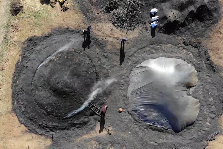 <p>Mangal k&ouml;m&uuml;r&uuml; &uuml;retimi i&ccedil;in Diyarbakır'dan bin kilometre yol kat ederek geldikleri Kırıkkale&rsquo;de &ccedil;adır hayatı yaşayan ailelerin zorlu m&uuml;cadelesi 7 ay s&uuml;r&uuml;yor.</p>
