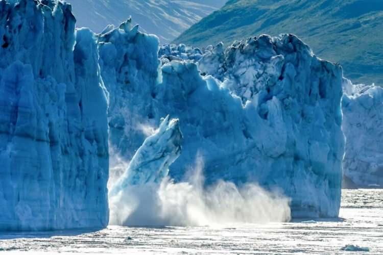 <p>Dünya liderleri, Glasgow'da düzenlenen COP26 Zirvesi'nde küresel ısınmaya karşı alınacak önlemleri tartışırken, bilim insanlarından Grönland'e ilişkin endişe verici bir çalışma geldi. Bölgedeki sıcaklıkların küresel ortalamanın iki katına çıktığını belirten uzmanlar, Grönland'de 20 dereceye varan sıcaklıklar yaşandığını söyledi. Ayrıca, dünyanın ikinci buz kütlesinin son 10 yılda 3,5 milyar trilyon ton buz kaybettiği aktarıldı. Araştırmacılar, rekor erime seviyelerinin devam etmesi halinde yüzyılın sonunda deniz seviyelerinde 20 kata varan yükselmelerin yaşanacağı ve felaketlerin peş peşe geleceği konusunda uyardı.</p>

<p> </p>
