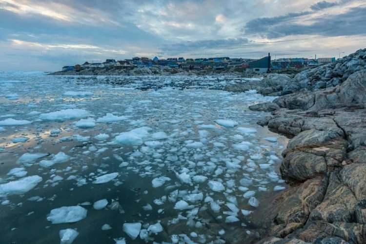 <p>Leeds Üniversitesi’nden Kutup Gözlem ve Modelleme Merkezi'nden çalışmanın baş yazarı Thomas Slater, "Dünyanın diğer bölgelerinde gördüğümüz gibi, Grönland da aşırı hava olaylarındaki artışa karşı savunmasız. Küresel ısınma arttıkça Grönland'daki aşırı erime olayları daha sık yaşanacak” dedi. </p>
<p> </p>