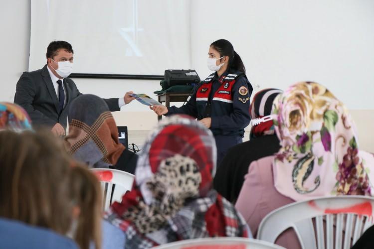 <p>Dört çocuk annesi Gönül Kaplan (54) ise “Tabii ki de çok faydalı oldu. Keşke bu tür eğitimler sık sık verilse, gündeme gelse. Ben 4 çocuk annesiyim, bilmiyordum çocuklarda nasıl değişiklik olacağını. Ama bundan sonra daha çok takip edeceğim, daha çok üzerlerinde kontrollü olacağım. Çok faydalı bir şey oldu. Jandarmamıza böyle bir proje hazırlayıp sunduğu için teşekkür ederiz” şeklinde konuştu.</p>