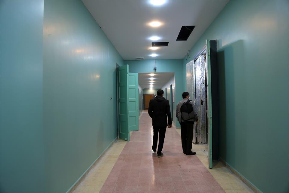 <p>AA ekibi, bütün duvarları ABD karşıtı sloganlarla dolu elçilik binasının içinde dünya diplomasi tarihinin en önemli olaylarından biri olarak kayıtlara geçen işgalin izlerini görüntüledi.</p>

<p> </p>
