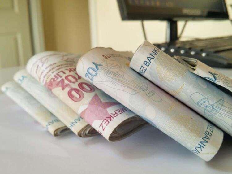<p>Geçen yıl asgari ücrete 2021 yılı boyunca geçerli olmak üzere yüzde 21.56 oranında zam yapılmıştı. 500 liralık artışa denk gelen bu haliyle asgari ücrete yapılan zam enflasyonun üzerinde gerçekleşmişti. 2021 yılı kasım ayında yıllık enflasyon yüzde 14’te seyretmişti. Yani bu oranın 7 puan üzerine çıkılmıştı.</p>

