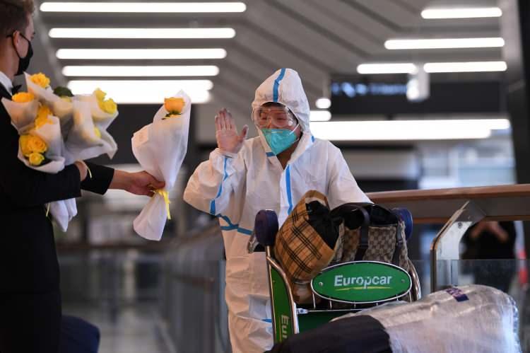 <p>Korona virüs salgını kapsamında sınırlarını kapatan Avustralya, 20 ay sonra uluslararası sınırlarını açarken, havalimanında gözyaşları hakim oldu.</p>
