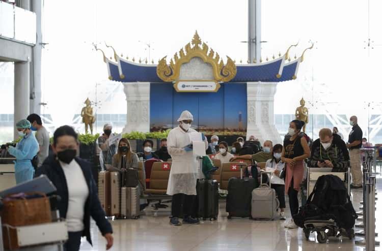 <p>Tayland da  Covid-19 kısıtlamalarının gevşetilmesi kapsamında 63 ülkeden gelen çift doz aşılı turistlere kapılarını yeniden açtı.</p>
