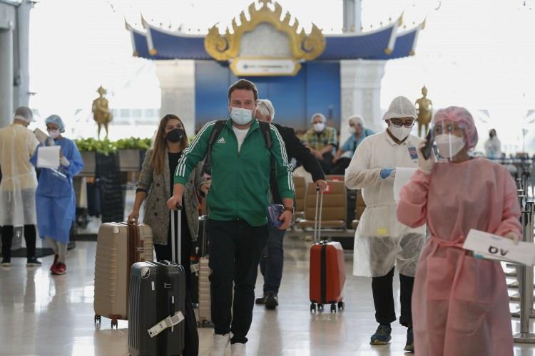 <p>Öte yandan, Tayland hükümeti turistik Phuket Adası’na gelen ve çift doz aşılı yurtdışı ziyaretçiler için zorunlu karantina şartını 1 Temmuz’da kaldırılmıştı.</p>
