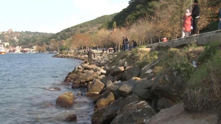 <p>Beykoz’da Anadolukavağı sahilinde deniz suyunun çekilerek kayalıkların ortaya çıktığını gören vatandaşlar tedirgin oldu. Denizde yaşanan çekilmenin mevsimsel “gel git” kaynaklı olduğu tahmin edilirken, sahil şeridinin son hali havadan görüntülendi.</p>

<p> </p>
