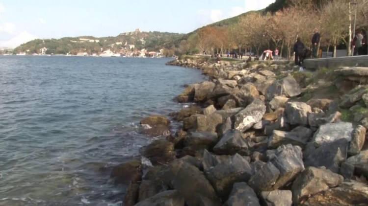 <p>Beykoz Anadolu Kavağı Sahil şeridinde ‘gelgit’ nedeniyle deniz suyu kıyıdan yaklaşık 80 santimetre geri çekildi. Suyun çekildiği yerlerde deniz altındaki kayalıklar ve yosunlar ortaya çıktı.</p>
