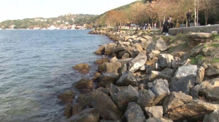 <p>Sahilde yürüyüş yapan vatandaşlar ve balıkçılar ise deniz suyunun çekildiğini fark edince cep telefonları ile o anları kayda aldı. Öte yandan ‘gelgit’ sonucu deniz suyu çekilen Anadolu Kavağı Sahili’nin son hali havadan görüntülendi.</p>
