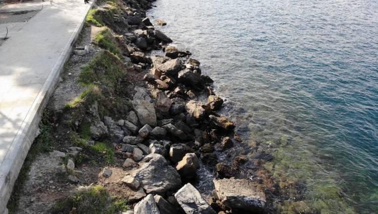 <p>Kıyıdaki kaya parçaları suyun altındaydı, görünmüyordu. Deniz suyunun çekilmesiyle kayalıklar ortaya çıktı. Bu yıl kurak geçiyor.” diye konuştu.</p>
