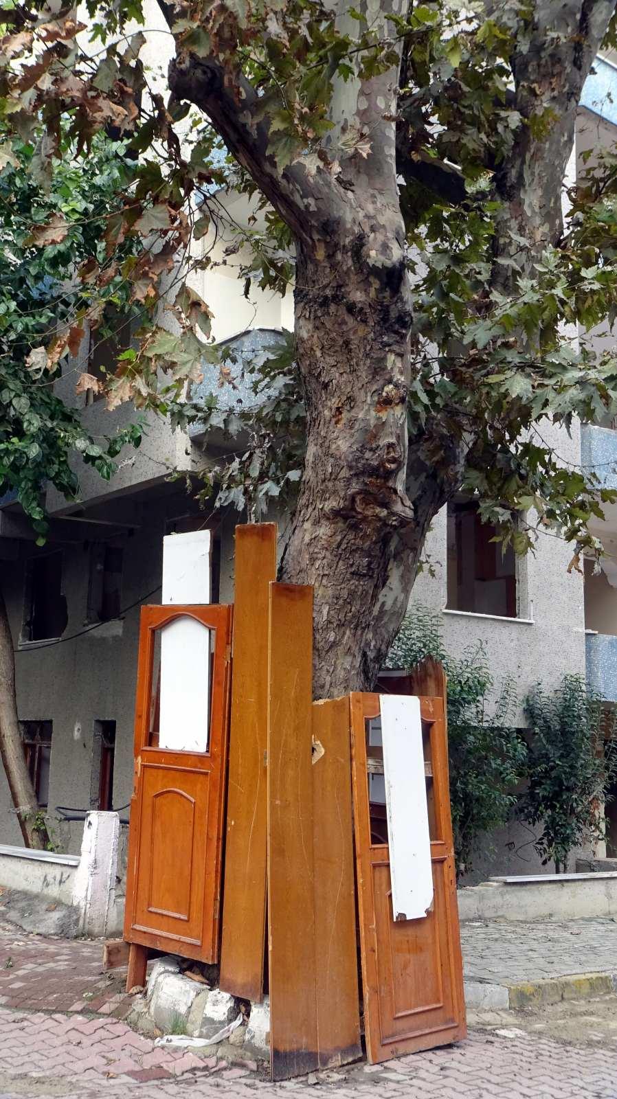 <p>Bir binanın önündeki en az 60 yıllık olduğu belirtilen çınar ağacına da yıkım çalışması sırasında zarar verilmemesi için çevresine ahşap kapılı koruma yapıldı.</p>
