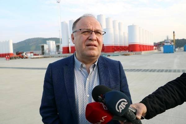 <p>Kıyı Lojistik Merkezi Müdürü Özgür Erden "Karada yapılan her şeyi su altında iş makineleriyle yapıyoruz. Deniz tabanında su altı robotlarıyla çalışıyoruz" dedi.</p>
