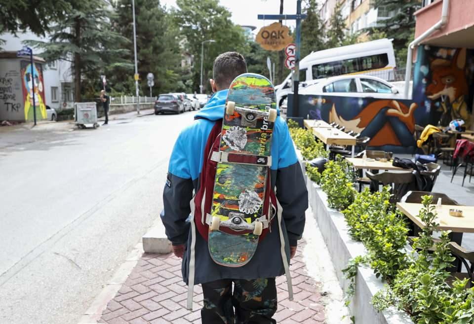 <p> Çünkü kaykay benim çocukluk hayalim. Kendimi, hayatımı bu spora adadım. Kayarken kendimi bulutların üstünde gibi hissediyorum. </p>
