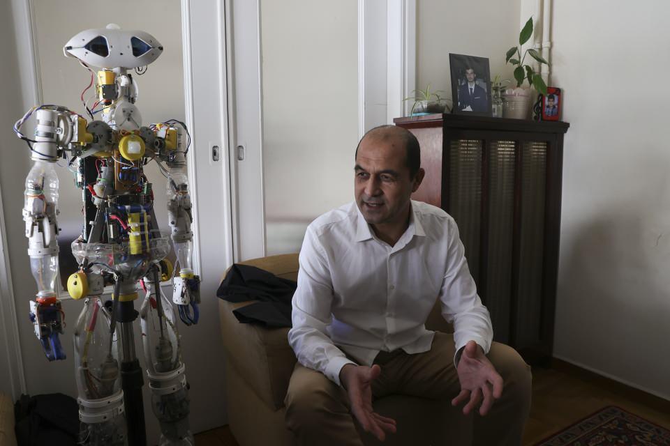<p>Afganistan’dan Yunanistan’a 5 yıl önce gelen Saidullah Karimi, bir yandan hayata tutunmaya çalışırken, bir yandan da kendi imkanlarıyla ürettiği mini robotla diğer mültecilere ilham kaynağı oluyor.</p>

<p> </p>
