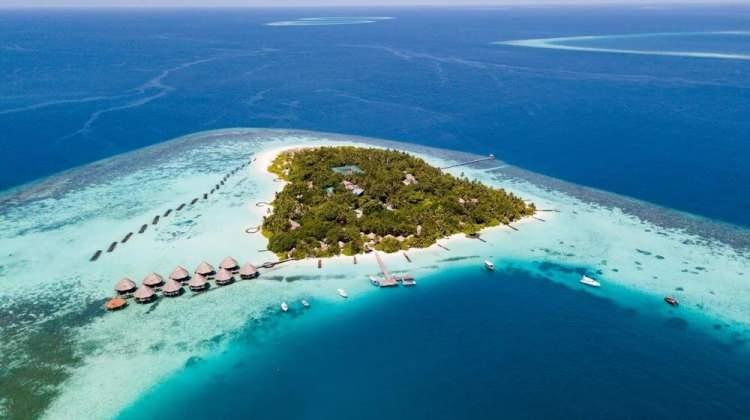 <p>Dünyanın en ünlü tatil bölgelerinden Maldivler’in küresel ısınma ve iklim değişikliğinin etkileri nedeniyle 2050 yılı itibarıyla yüzde 80’inin yaşanmaz hale geleceği açıklandı. NASA ve U.S. Geological Survey tarafından hazırlanan çok sayıda rapora göre, dünyanın en alçakta olan ülkesi olması nedeniyle küresel iklim değişikliğinin neden olduğu deniz seviyesinin yükselmesinin, ülke için varoluşsal bir tehdit olduğunun altı çizildi.</p>

<p> </p>
