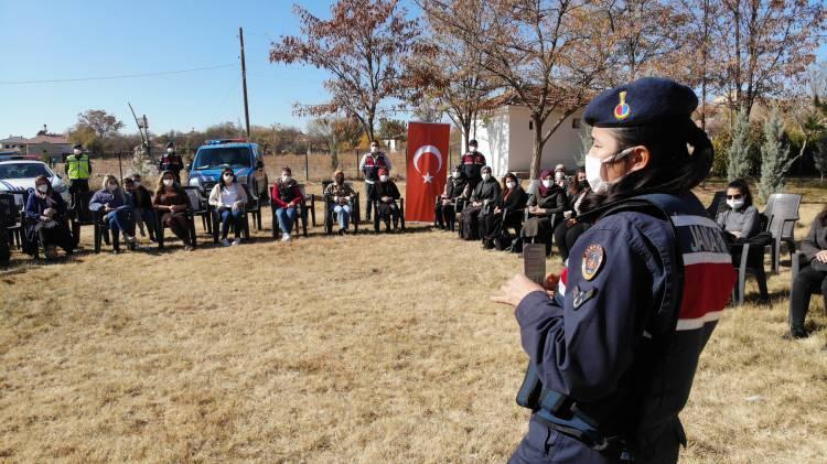 <p>Uyuşturucu kullanma eğilimi olan veya kullanan gençlerde oluşan belirtilerin anneler tarafından tespit edilebilmesi yeteneğini onlara aşılayabilmekti. Annelerimiz bu konuda bilinçlendiler ve bundan sonrasında artık uyuşturucu kullanan gençlerimizin daha fazla önüne geçebileceğimizi düşünüyorum. Bu anlamda kaymakamlığımıza, jandarmamıza, Aksaray Valiliğimize teşekkür ediyorum” dedi.</p>