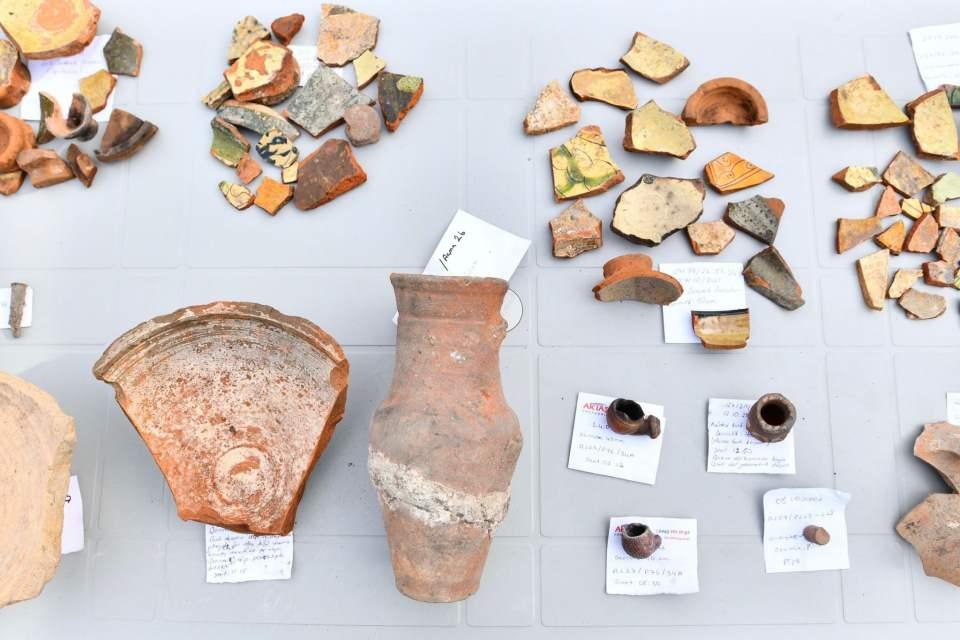 <p> Ancak bu çalışma Trabzon tarihinde bir ilki ifade ediyor. Trabzon merkezinde ilk kez Kültür ve Turizm Bakanlığımızın kazı programına alınarak başlanılan bir arkeolojik kazı işi. Gerçekten bu bakımdan Trabzon bir ilki yaşıyor. Ama bunun bir başka güzel tarafı bunun şehrin dinamikleri ile birlikte yönetilir olmasıdır. Trabzon bu çalışmayı geçtiğimiz aylarda başlattık. Bu tabi uzun soluklu bir çalışma. İçerisinde bulunduğumuz alan zaten Trabzon’un kadim geçmişinden beri hep yönetim merkezi olarak kullanılmış bir kale. </p>

<p> </p>
