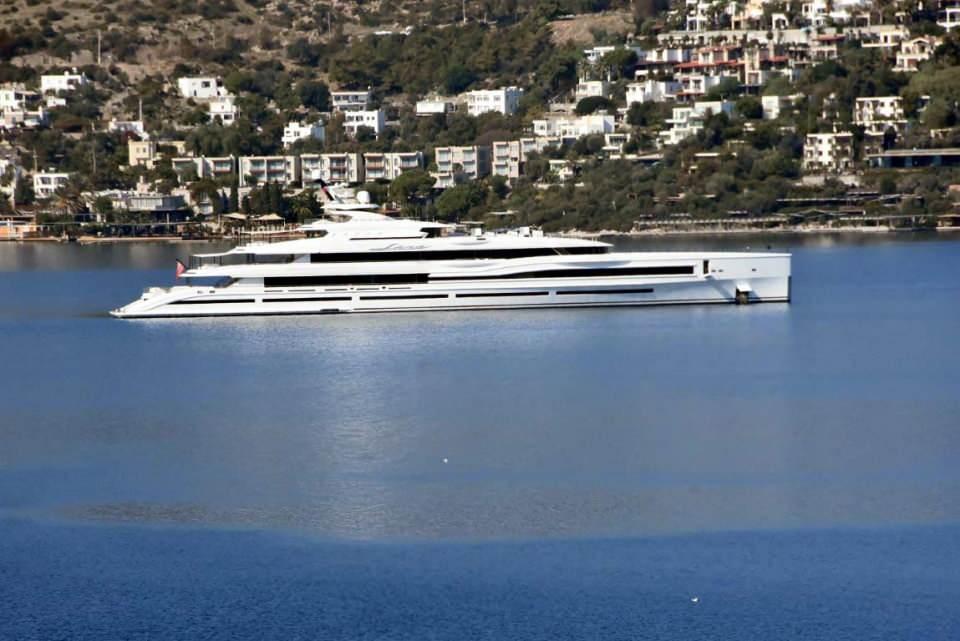 <p>Microsoft'un kurucusu Bill Gates’in 'Lana' isimli yatı Göltürkbükü açıklarına demirlerken, Amazon'un kurucusu Jeff Bezos'un yatı Yalıçiftlik açıklarına demirledi. </p>
