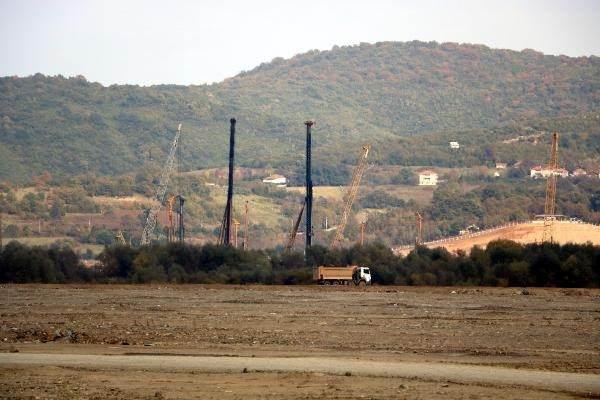 <p>Zonguldak'ın 185 kilometre açığında geçen yıl başlayan arama çalışmalarında, bugüne kadar Sakarya Gaz Sahası'nda toplam 540 milyar metreküp doğal gaz rezervi tespit edildi.</p>
