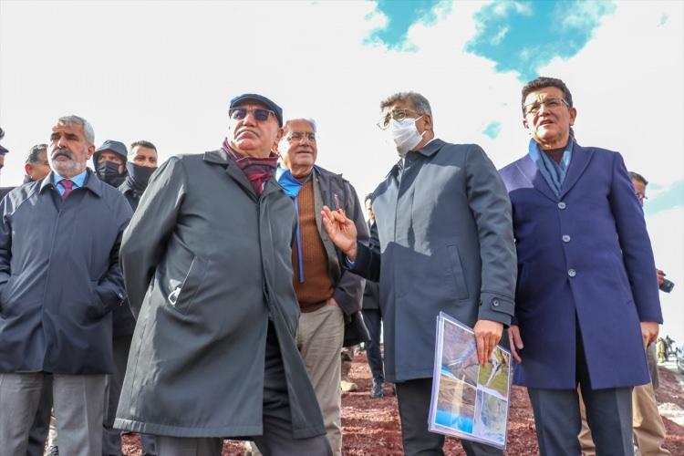 <p>Alt Komisyon Başkanı Uslu; CHP İstanbul Milletvekili Mahmut Tanal, CHP Ankara Milletvekili Servet Ünsal ve MHP Eskişehir Milletvekili Metin Nurullah Sazak'tan oluşan komisyon üyeleriyle, İran sınırında inşa edilen güvenlik duvarı ve hendek çalışmaları ile İl Göç İdaresinin faaliyetlerini kontrol etmek için Van'a geldi.</p>

