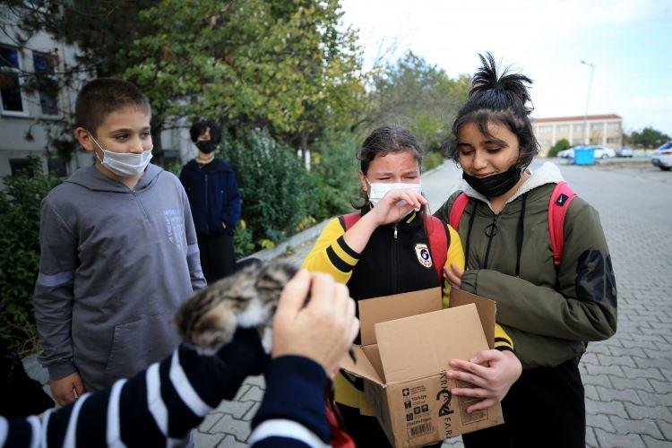 <p>"Bir canlıya dokunmak merhamet duygusunu harekete geçirdi"</p>
<p>Öğretmen Serap Ergül, AA muhabirine, bir öğrencisinin derste "Öğretmenim köpük tabak yiyen bir hayvan gördüm çok üzüldüm." demesi üzerine bir kampanya başlattıklarını söyledi.</p>